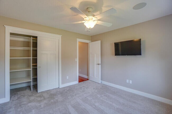 Building Photo - BEAUIFUL RAMBLER IN SOUTHVIEW HEIGHTS