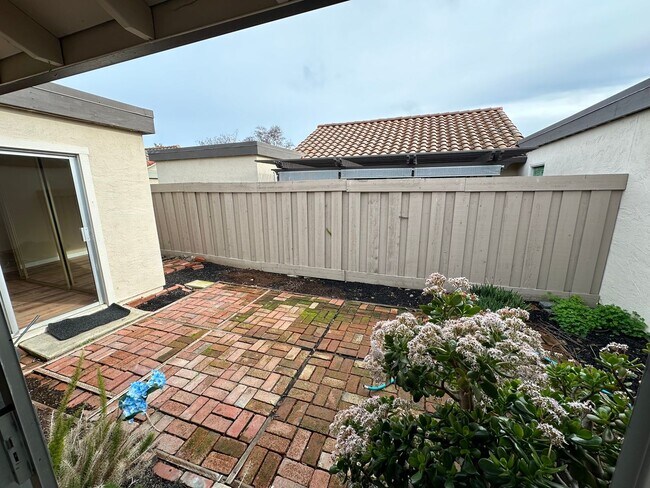 Building Photo - 2 Bed 2 Bath W/ Attached 2 Car Garage