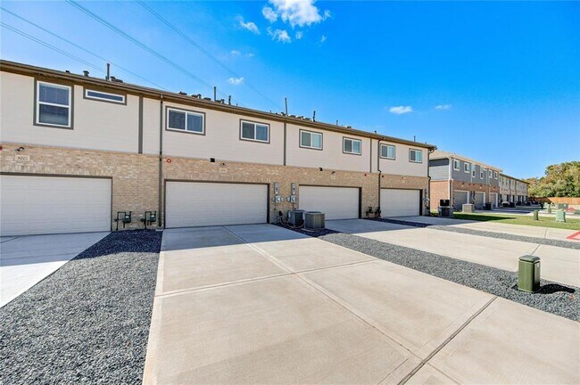 Building Photo - 8006 Scanlan Trce