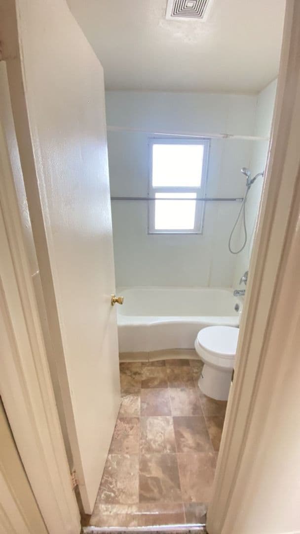 Building Photo - Duplex With Lots Of Room