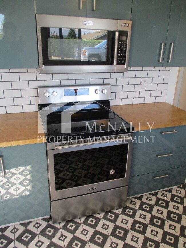 Building Photo - Gorgeous 3 Bedroom, 1 Bathroom Rambler near downtown Gig Harbor!