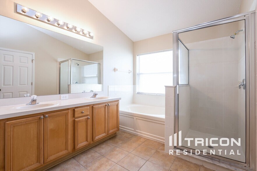 Building Photo - 2233 Roanoke Springs Dr