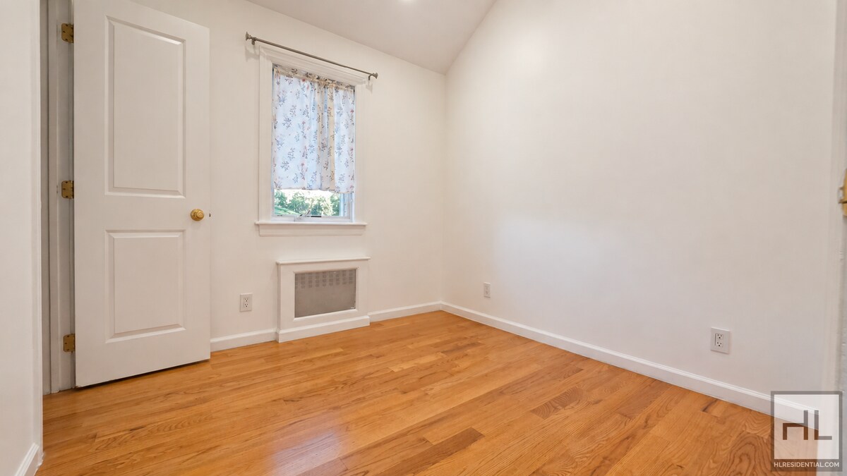 Building Photo - Bright Whitestone 3-Bedroom with Vaulted Ceilings & a Covered Balcony