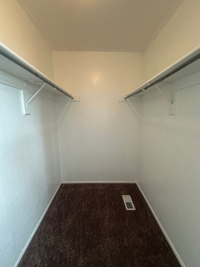 Building Photo - Beautiful 4-Bedroom, 2-Bath Home with Classic Layout and Large Yard