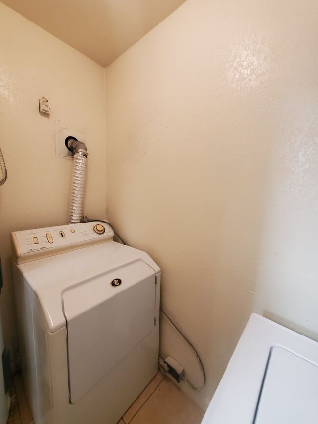 Building Photo - Townhome - newly remodeled kitchen - priva...