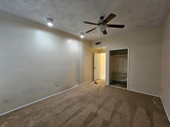 Building Photo - 6 Bedroom/3 Bath home in Black Acres