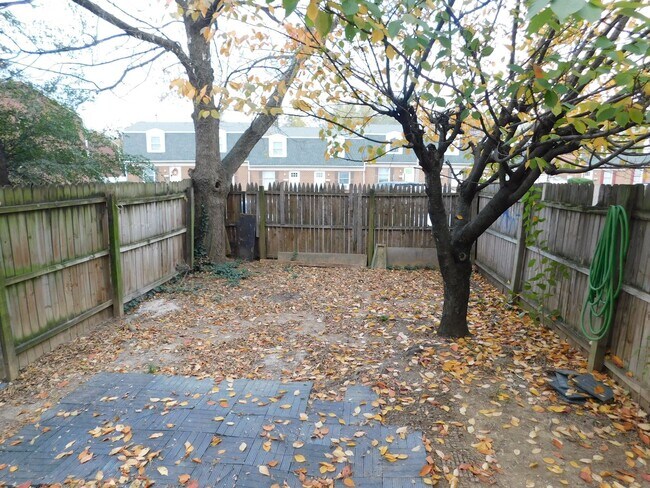 Building Photo - End Unit Townhouse!!