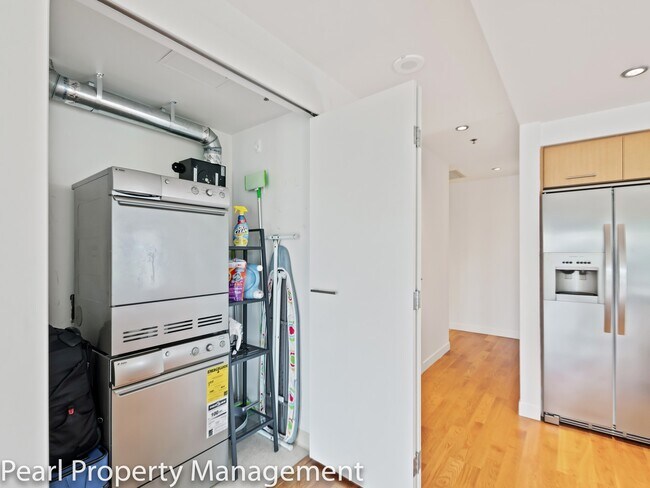 Building Photo - Waterfront Pearl - 1 bed/1.5 bath/den sw corner unit with parking/2 balconies/river view/most uti...