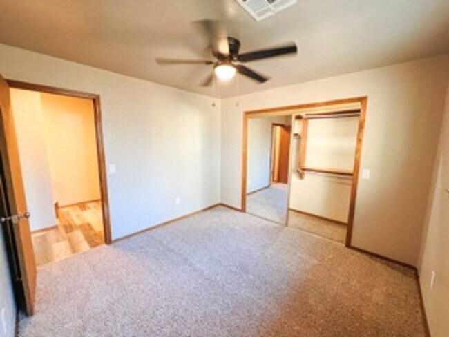 Building Photo - 213 Woodbridge Cir