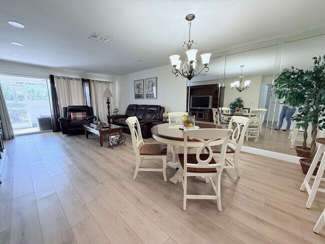 Building Photo - Beautifully Updated & Furnished 2-Bed/2-Ba...