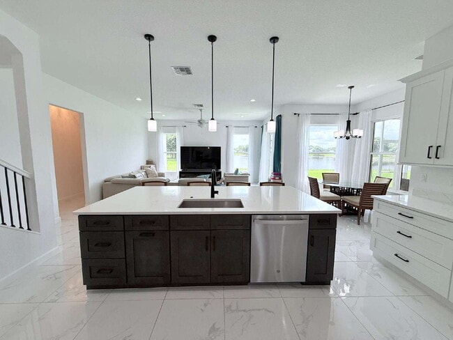 Building Photo - 5 Bedroom and 6 Bathroom, Lake view House