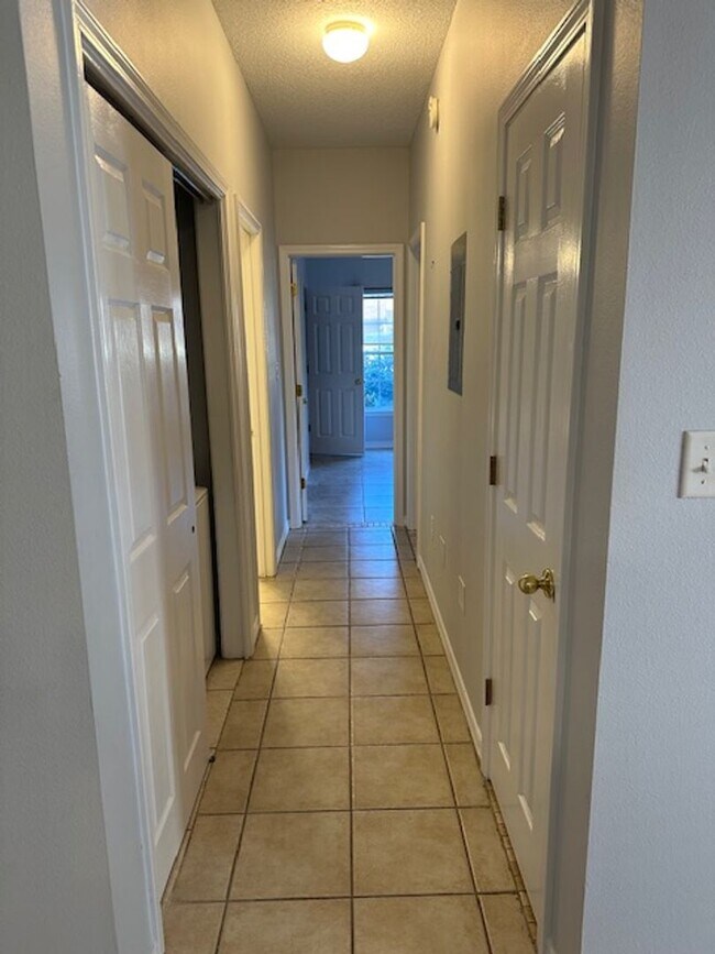 Building Photo - Charming First Floor Condo