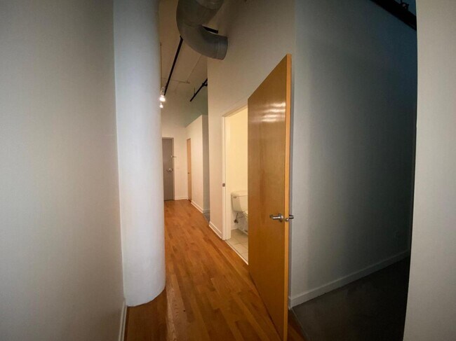 Building Photo - 1224 W Van Buren St