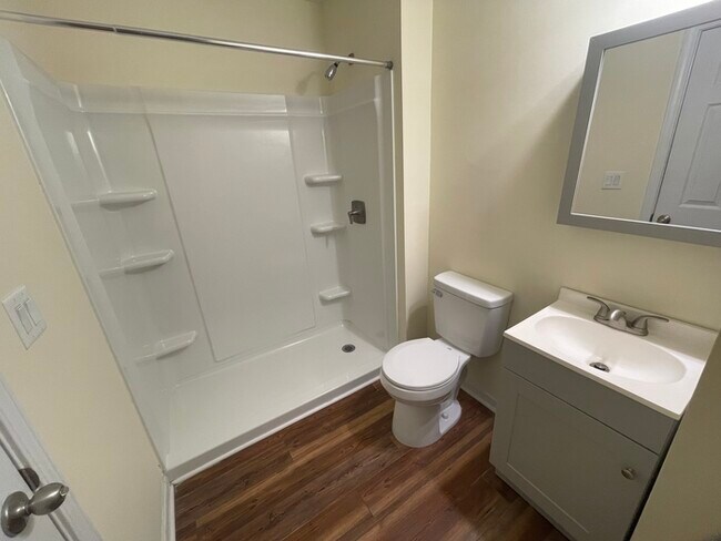 Building Photo - 2 Bedroom 1 Bath House Available