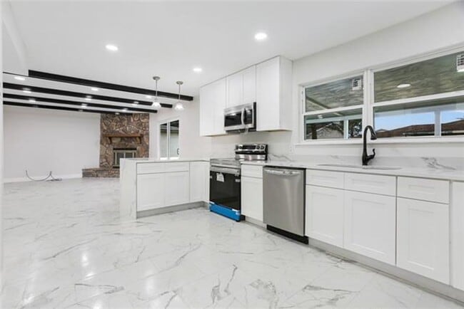 Building Photo - Harvey Beauty