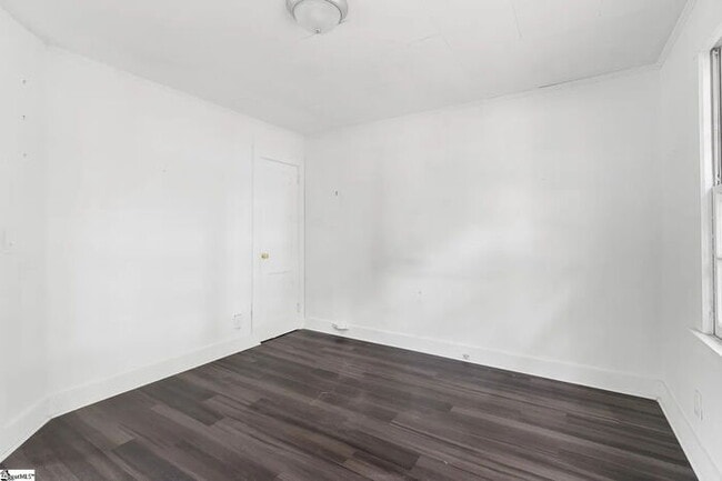 Building Photo - "Charming 2-Bedroom Retreat at 111-A North Bell Street, Clinton - Your Cozy Home Awaits!"