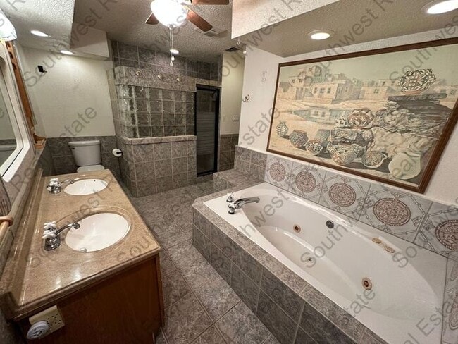 Building Photo - Spacious 3 bedroom, 2 bathroom home