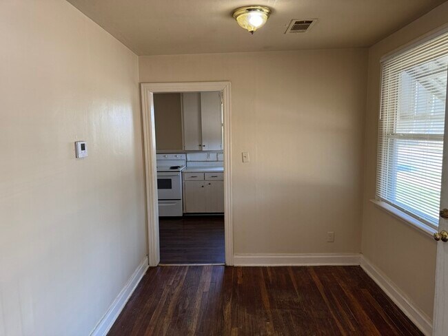 Building Photo - Nice 2 bedroom 1 bath home near UAMS