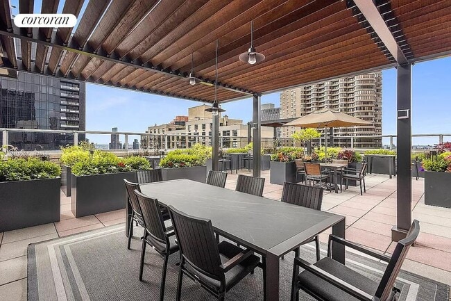 Building Photo - 300 E 40th St