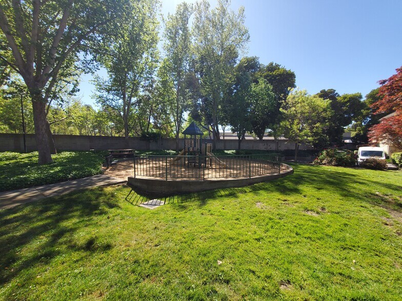 Building Photo - 2072 Fostoria Cir