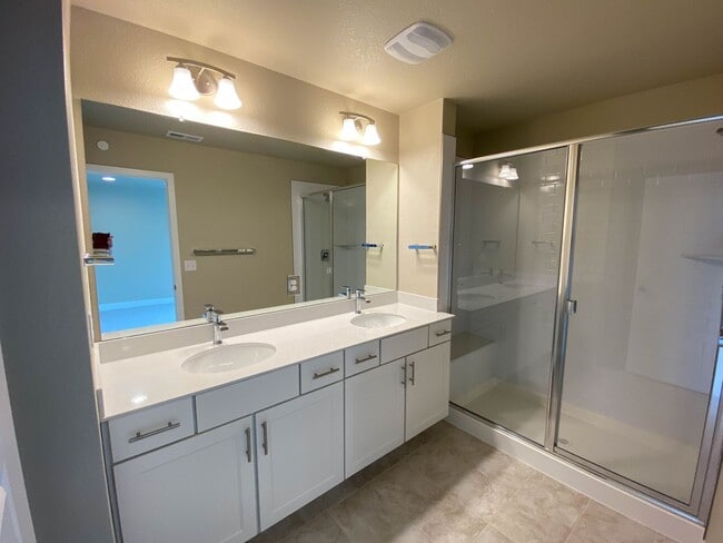 Building Photo - Stunning 4-Bedroom Duplex in Desirable Alpine Vista Neighborhood