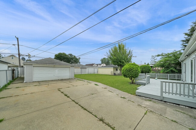 Building Photo - 4933 S Lockwood Ave