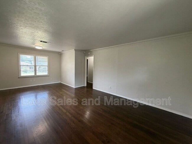 Building Photo - 221 E Kerr Dr