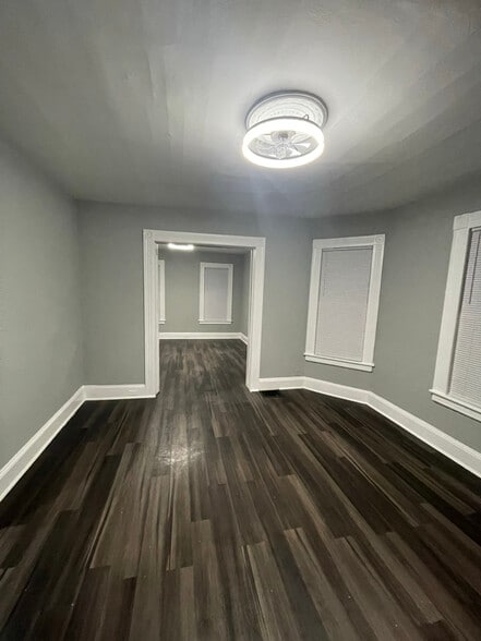 Building Photo - 595 William St