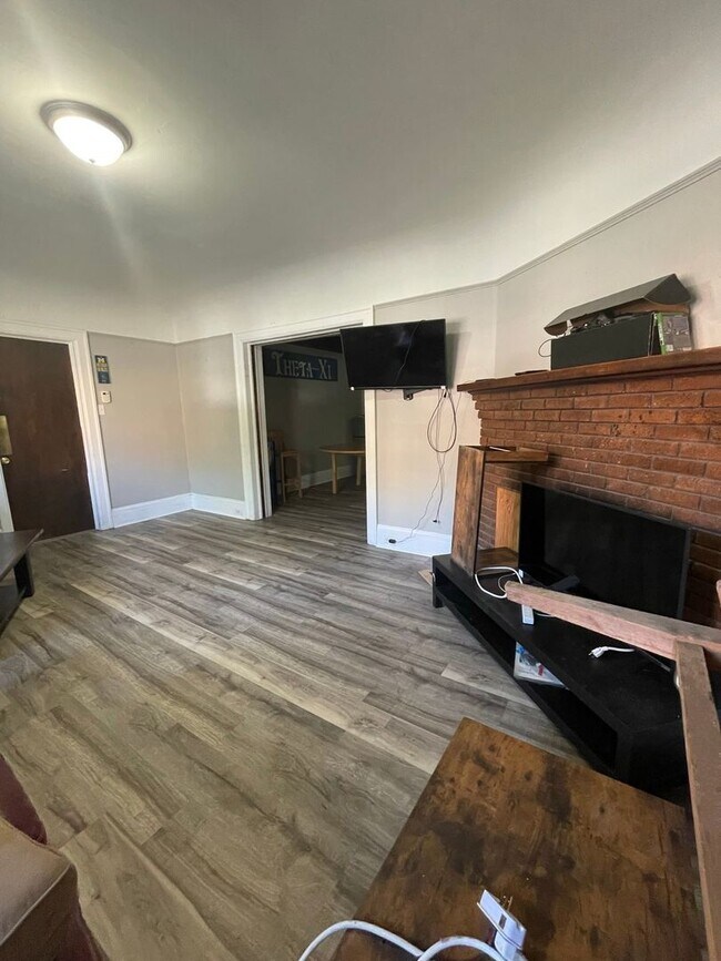 Building Photo - 725 Church St