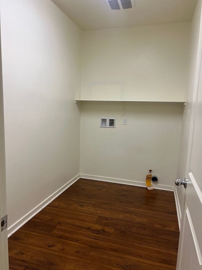 Building Photo - 3 Bedroom Plus Bonus Room Single Family Ho...