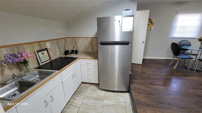 Building Photo - 411 Ave E SE