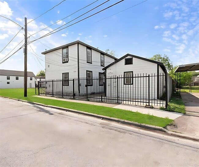 Building Photo - 3126 Webster St