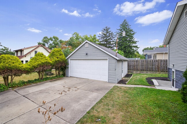 Building Photo - 1369 Tonawanda Ave