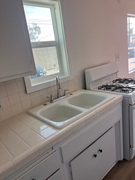 Primary Photo - 3110 Livonia Ave