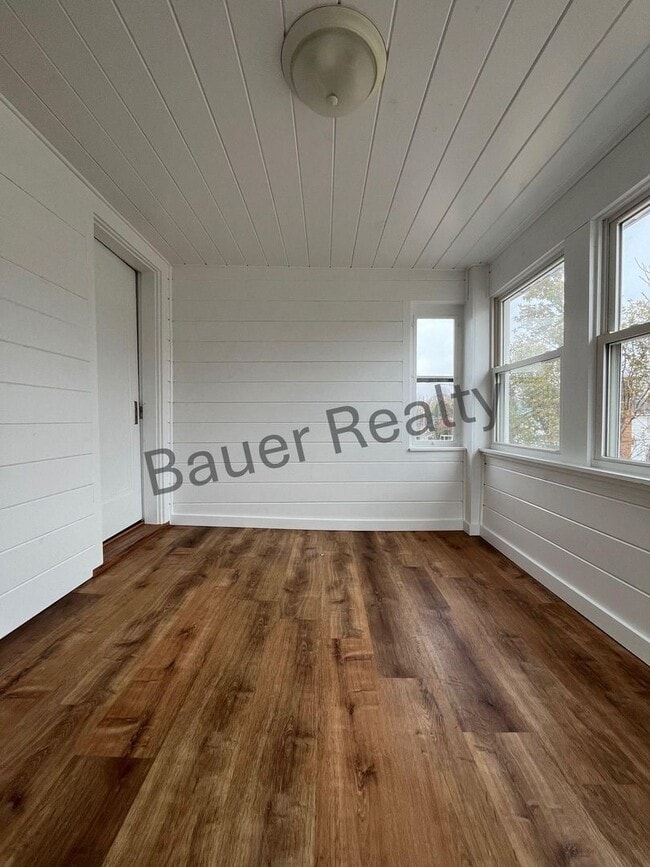 Building Photo - Beautiful 4 Bedroom on Ashland's South Side