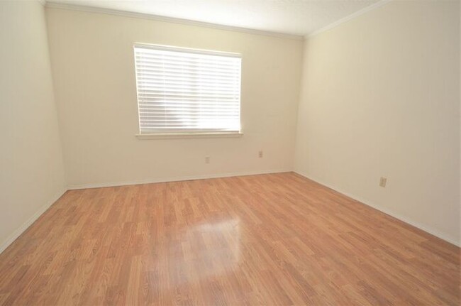 Building Photo - Tara Condos 2 Bed 1 Bath Apt NW 63rd & May...