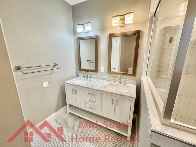 Building Photo - 1046 Tanglewood St