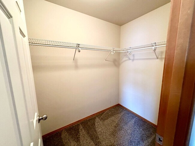 Building Photo - 4 Bed 2 Bath Home with Garage and Yard