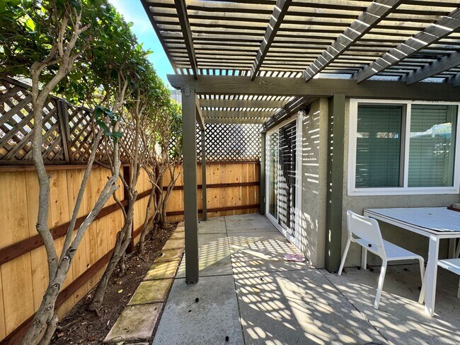 Building Photo - Charming 2 bedroom 2 bath in Tierrasanta!