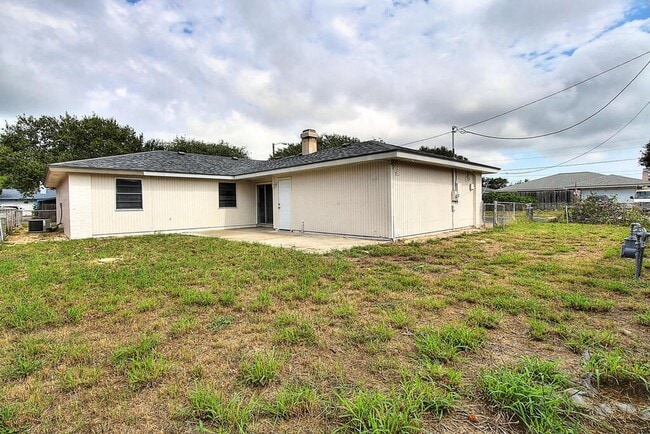 Building Photo - 2202 Saxony Dr