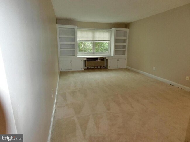 Building Photo - 1734 W Abingdon Dr