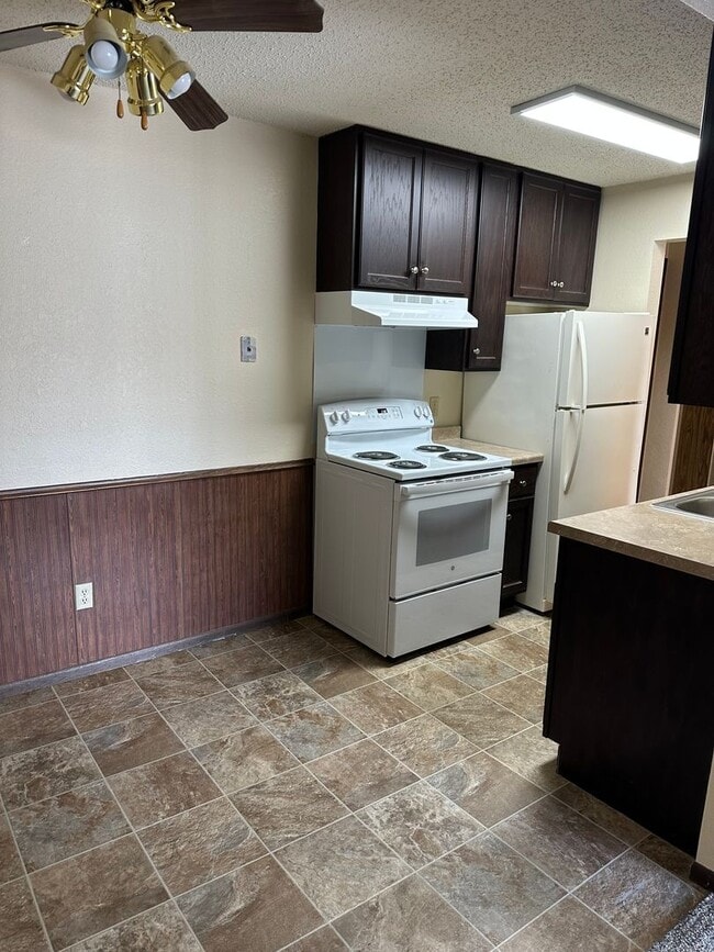 Building Photo - One Bedroom with Walk Out Patio