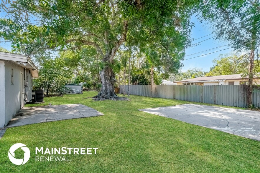 Building Photo - 1349 Parkwood St