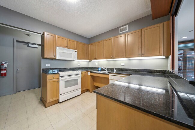 Building Photo - 400 N La Salle Dr