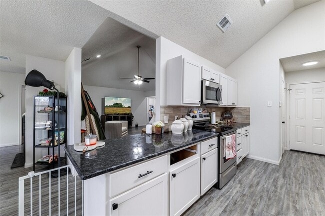 Building Photo - 916 Clover Hill Ln