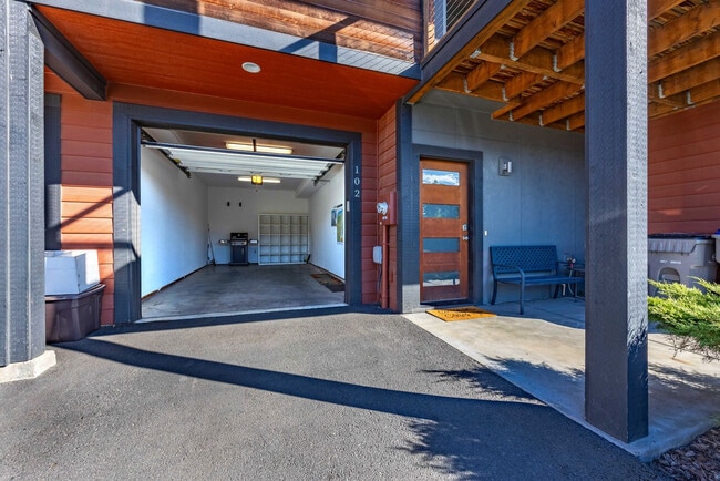Building Photo - 1121 Hull St