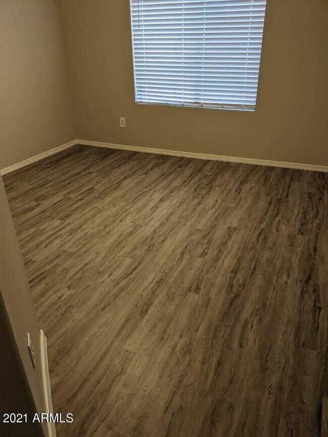 Building Photo - 616 S 110th Pl