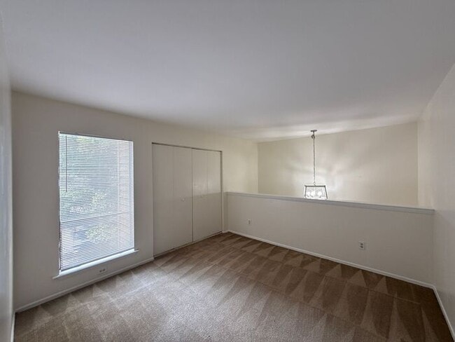 Building Photo - Woodmere Conds - Merry Oaks