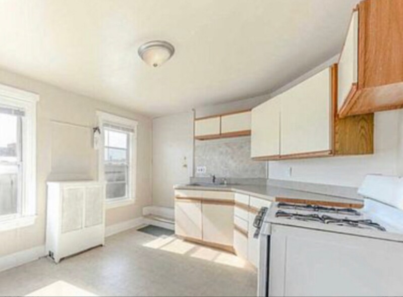 Primary Photo - 106 E Pine St