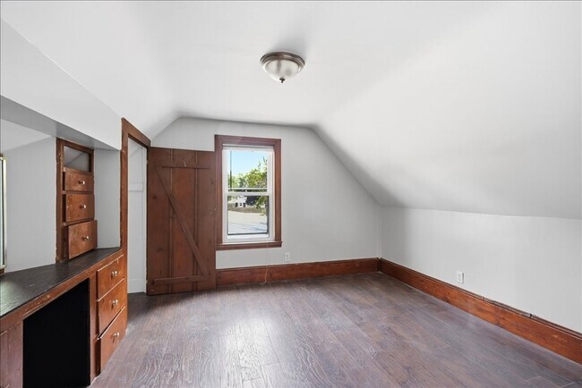 Building Photo - 352 Beulah St